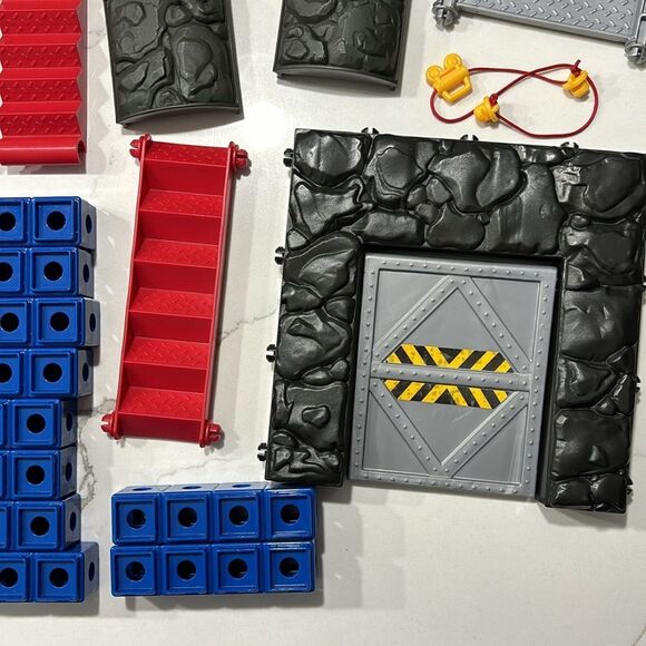 Fisher Price | Trio Blocks T3832 Batcave Set Discontinued Black Blue Red yellow - Picture 7 of 12